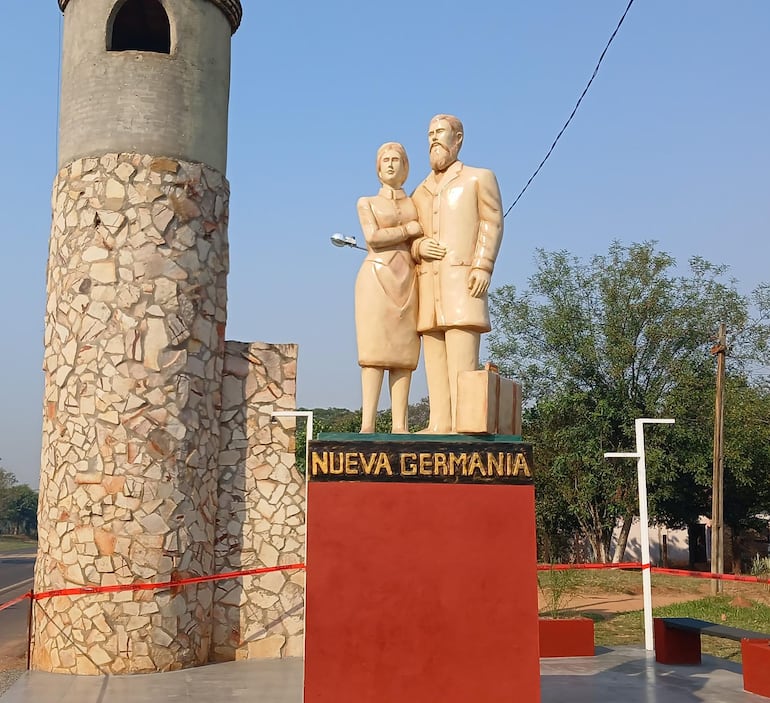 En el acceso a la ciudad de Nueva Germania, levantan monumento del fundador y genera debate entre internautas