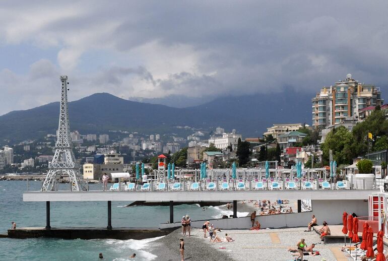 La gente se relaja en la playa en Yalta, el principal centro de resorts de la península de Crimea.