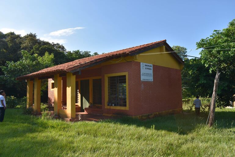 La comunidad educativa de la escuela Gral. Patricio Escobar del distrito de Yrybucuá, utiliza esta aula como comedor de los niños del programa Hambre Cero.