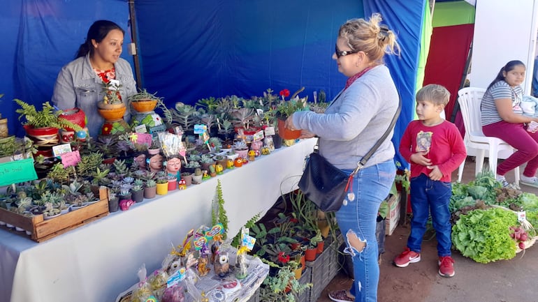 La Expo Frutilla de J. Augusto Saldivar es aprovechada por emprendedoras de la zona para ofertar sus productos.