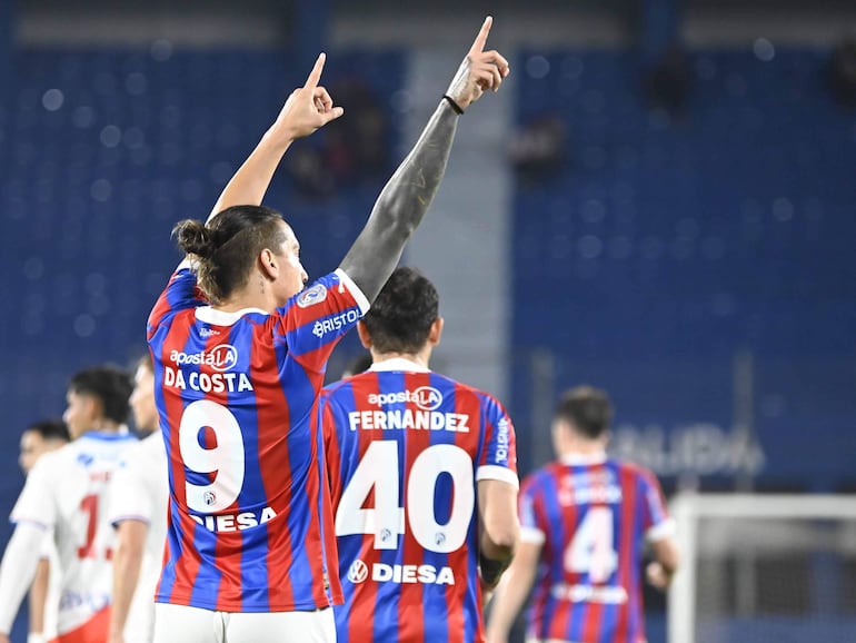 El brasileño Francisco da Costa, jugador de Cerro Porteño, festeja un gol en el partido ante Nacional por la octava fecha del torneo Clausura 2024 del fútbol paraguayo en el estadio La Nueva Olla, en Asunción.