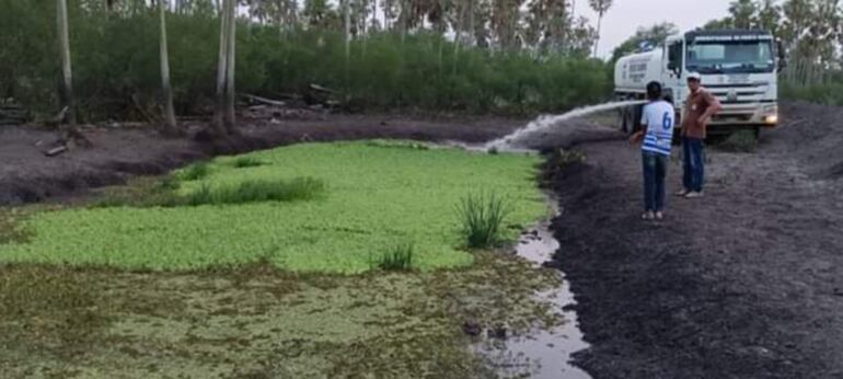 Agua cruda del río es tirado en el tajamar de un pequeño ganadero de la zona de Guaraní para salvar los animales vacunos.