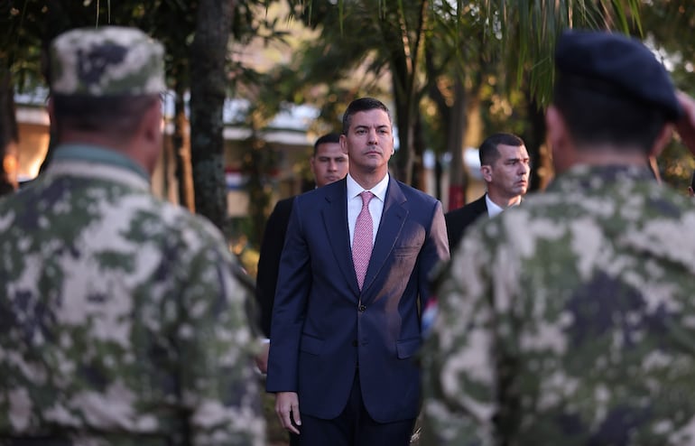 El presidente Santiago Peña, esta mañana en un acto conmemorativo por el aniversario del Regimiento Escolta Presidencial.