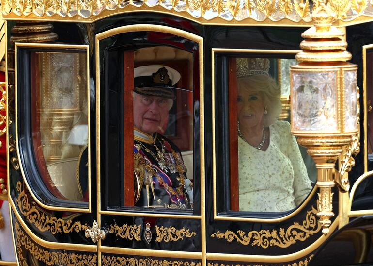 El rey Carlos III y la reina Camilla. Hoy el monarca británico celebra sus 75 años. (AFP)