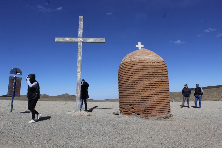 Otra vista de la Cruz de Paramillos y el pequeño Oratorio.