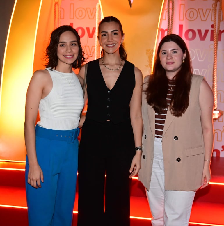 María José Acosta, Giselle Vallejos, Ana Ríos.