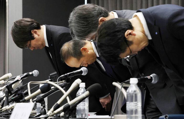 El presidente de Kobayashi Pharmaceutical Co., Akihiro Kobayashi (2-L), y los funcionarios se inclinan durante una conferencia de prensa en Osaka, Japón occidental, el 29 de marzo de 2024. Kobayashi Pharmaceutical anunció que ha recibido un nuevo informe de muerte posiblemente relacionado con la propagación de los problemas de salud causados de 'ÄòBenikoji'Äô, un complemento alimenticio que contiene levadura roja de arroz.