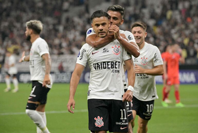 Ángel Romero anotó dos goles para el Corinthians