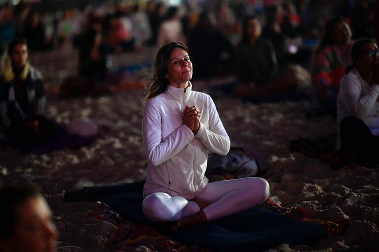 Una sesión de yoga al amanecer, en la playa de Copacabana, en Río de Janeiro. 