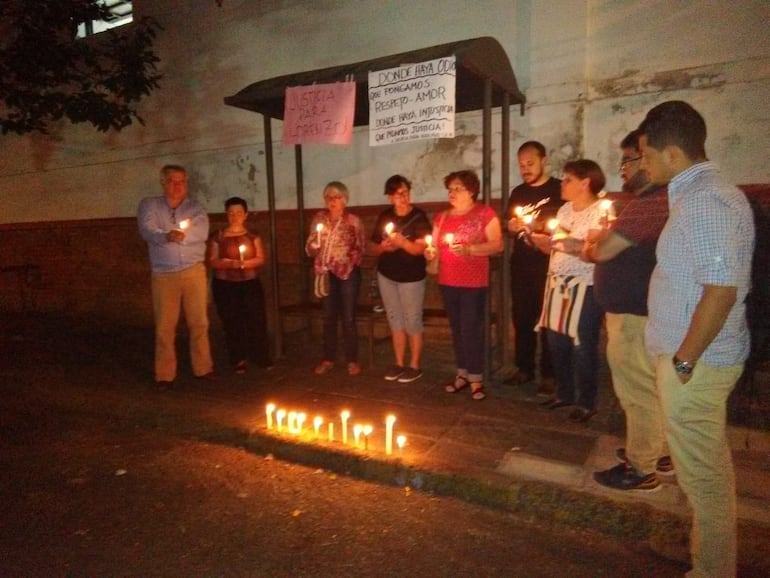 Con velas y reclamos de justicia, ciudadanos autoconvocados esperan que la justicia llegue para Lorenzo.