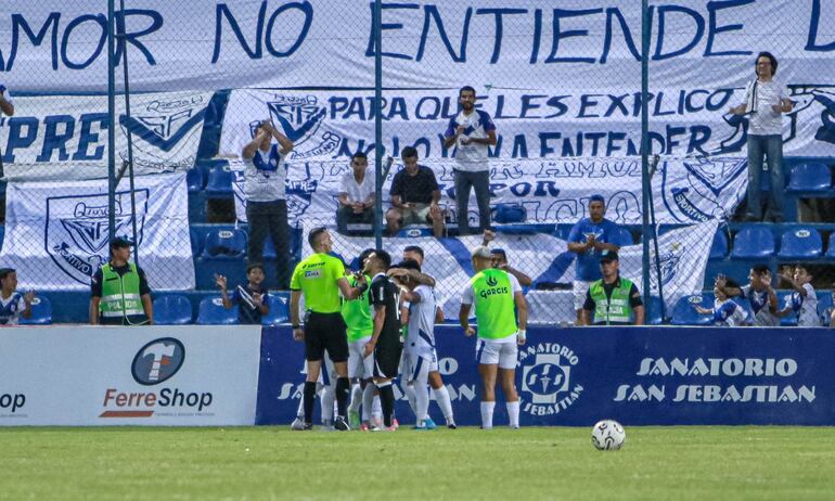 Festejo de gol de Richard Torales y los jugadores de Ameliano, ante Olimpia.