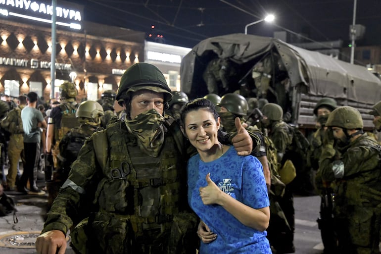 En Rostov-on-don una mujer posa con un miembro de la compañía militar privada Grupo Wagner, que se prepara para dejar esa ciudad. 