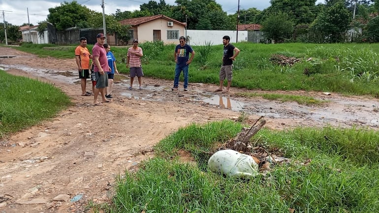 Pobladores del barrio Santa María reclaman a las autoridades encargada de la instalación del servicio sanitario la conclusión de los trabajos, y limpieza de los conductos.