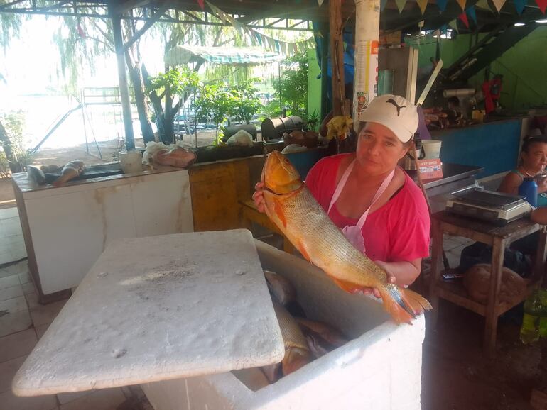 Una comerciante de Remanso muestra un pescado tipo dorado, que se comercializa a G. 60.000 el kilo.