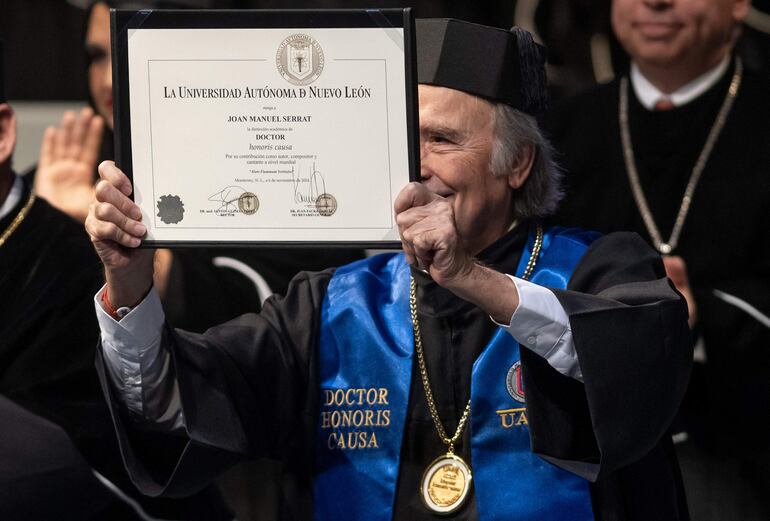 Joan Manuel Serrat mostrando orgulloso su título de Doctor Honoris Causa de la Universidad Autónoma de Nuevo León. (EFE/ Miguel Sierra)
