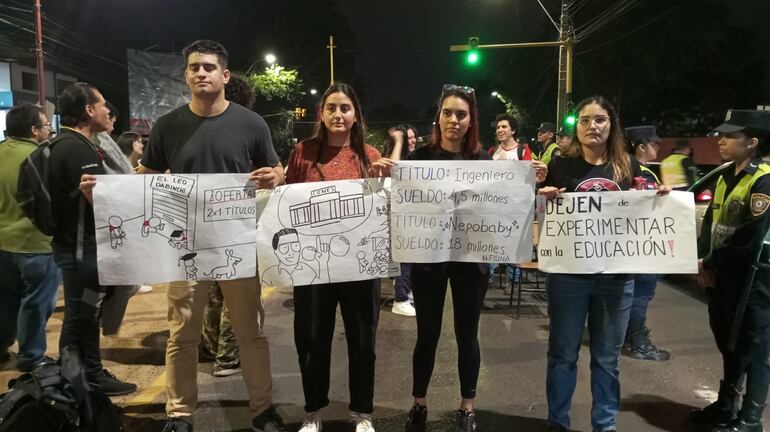 Estudiantes de la UNA protestaron frente al campus de San Lorenzo contra cambios en la Ley de Educación Superior