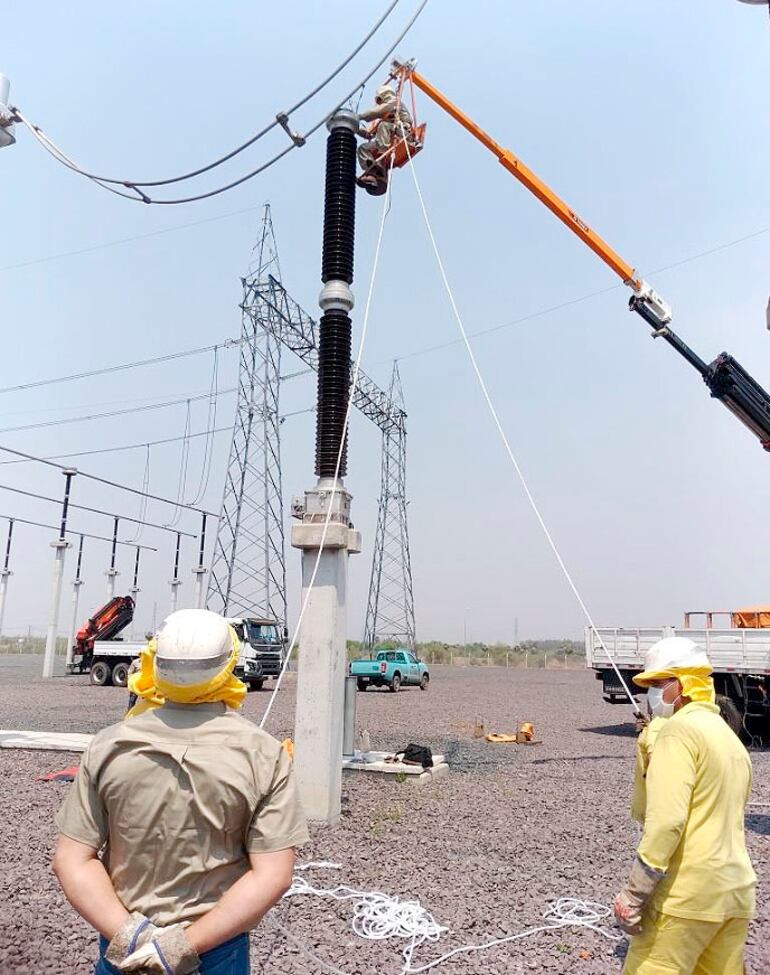 Con la línea energizada en 500 kV se realizó la reposición de un equipo de potencia en la LT Ayolas – Villa Hayes.