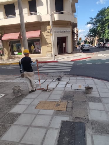 Contratistas empezaron las reparaciones de las veredas hundidas sobre los ductos subterráneos de la ANDE.