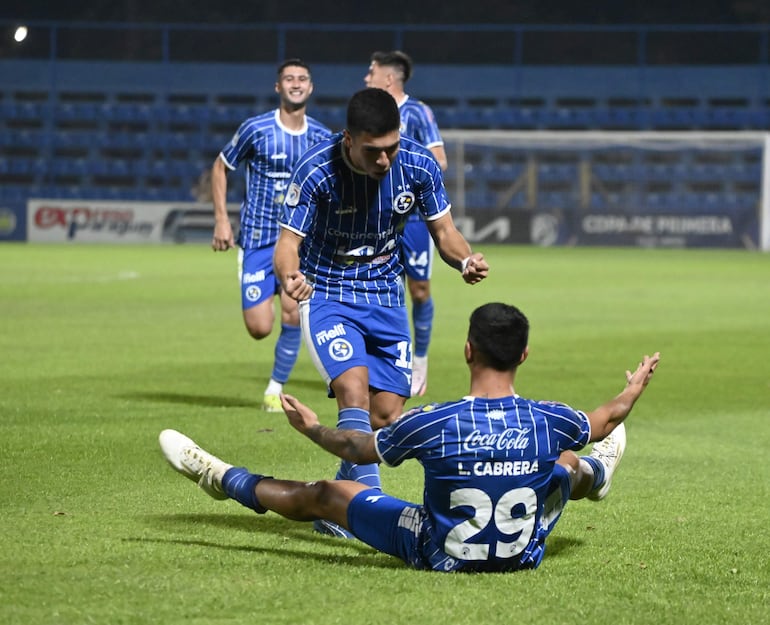 Luis Ortiz se acerca para felicitar a Lisandro Cabrera, luego de anotar el primer gol de Sol de América.