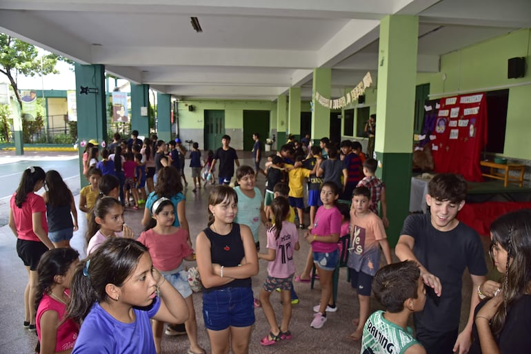 En el Monseñor Lasagna, unos cien niños disfrutan las actividades de la Pascua NIños.