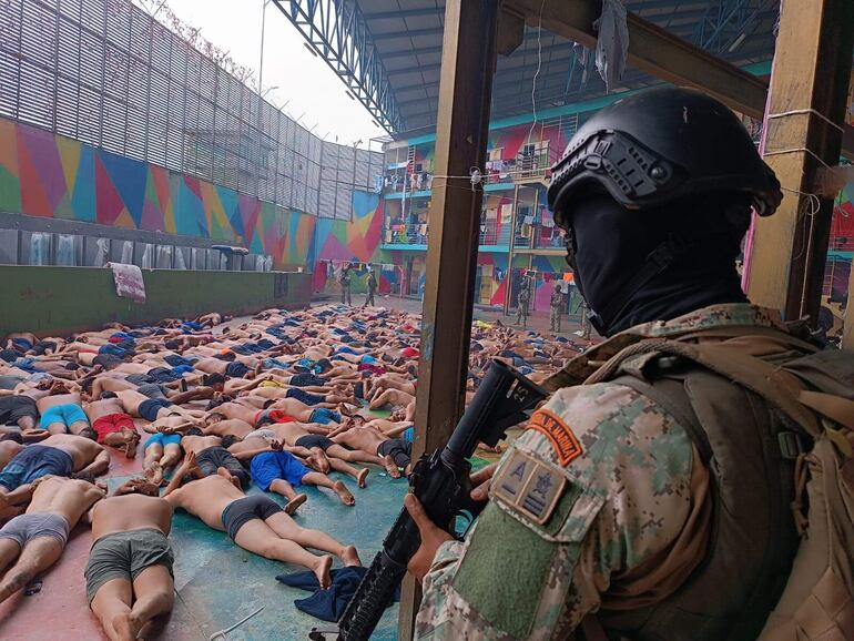 Fotografía cedida por las Fuerzas Armadas de Ecuador que muestra a soldados de Infantería de Marina mientras realizan un operativo tras un motín en la Cárcel Regional del Litoral, en Guayaquil (Ecuador). El presidente de Ecuador, Daniel Noboa, decretó este lunes un estado de excepción, el primero desde que inició su mandato el pasado 23 de noviembre, tras una serie de motines en al menos seis cárceles del país, que implicó la retención de guardias penitenciarios y la quema de colchones.