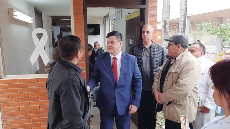 El viceministro de Salud, Dr. Santiago García, visitó el Incan durante el proceso de intervención.