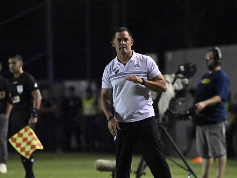 El argentino Víctor Bernay, entrenador de Nacional, en el partido ante Sportivo Luqueño por la fecha 16 del torneo Clausura 2024 del fútbol paraguayo en el estadio Conmebol, en Luque, Paraguay.