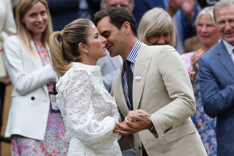 Roger Federer y su esposa Mirka a punto de darse un beso en el All England Tennis Club en Wimbledon. (Adrian DENNIS/AFP)