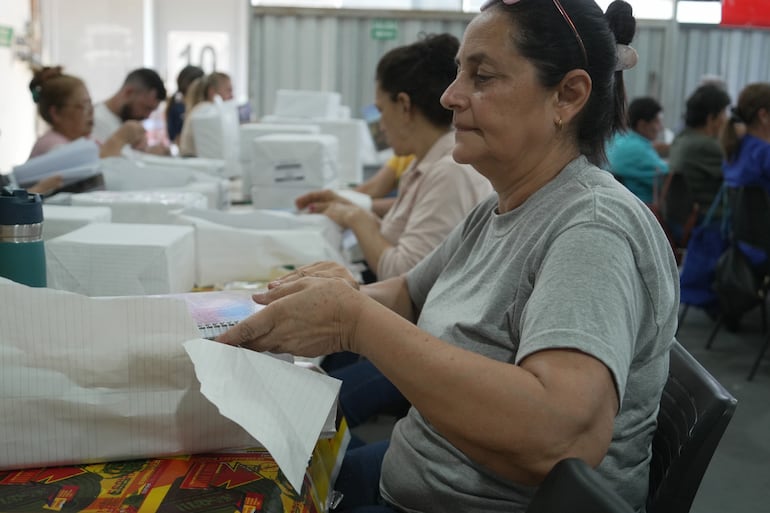 Funcionarias del MEC controlan la recepción de útiles escolares en el depósito de la empresa Unión Guarany, en San Lorenzo.