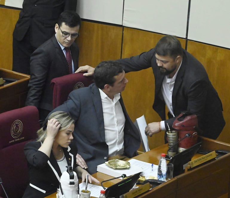 El senador colorado Colym Soroka (d) conversa con su colega cartista “Nano”  Galaverna durante la sesión de ayer.