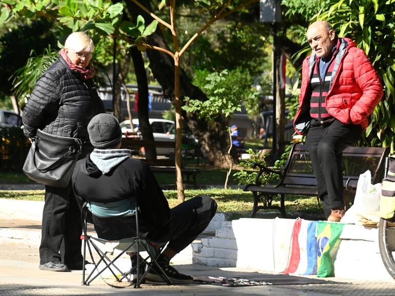 Con abrigos la gente salió a caminar en calle Palma.