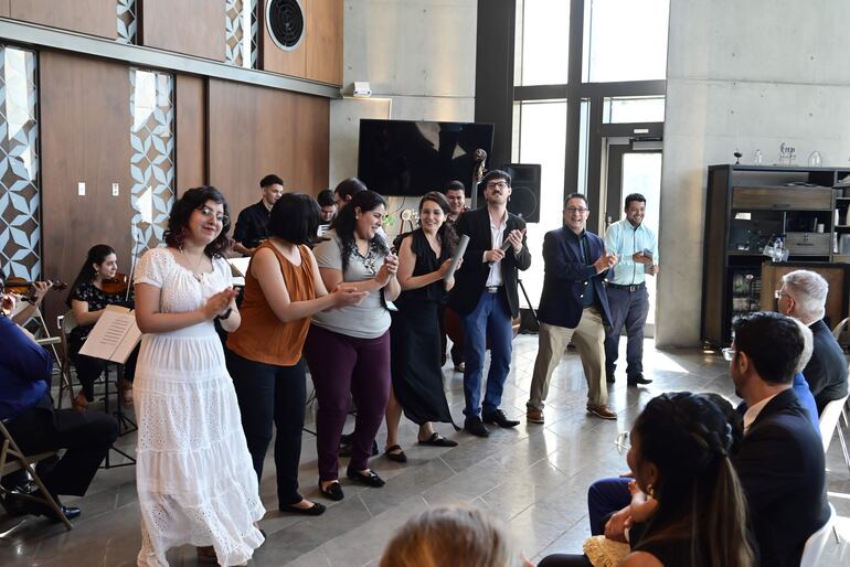 Michael Savino junto a los integrantes de Sonidos de Paraqvaria en un miniconcierto realizado en la sede de la Embajada de los Estados Unidos en Asunción.