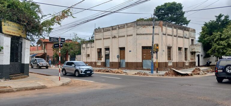 intersección de calles , autos pasando, escombros en las esquinas