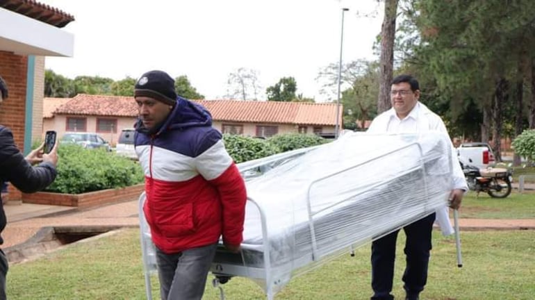 Momento en que el propio director del centro de salud de Nueva Italia, doctor Jorge García, procede a bajar las donaciones de la gobernación de Central, para equipar la sala de observación e internación. Gentileza.