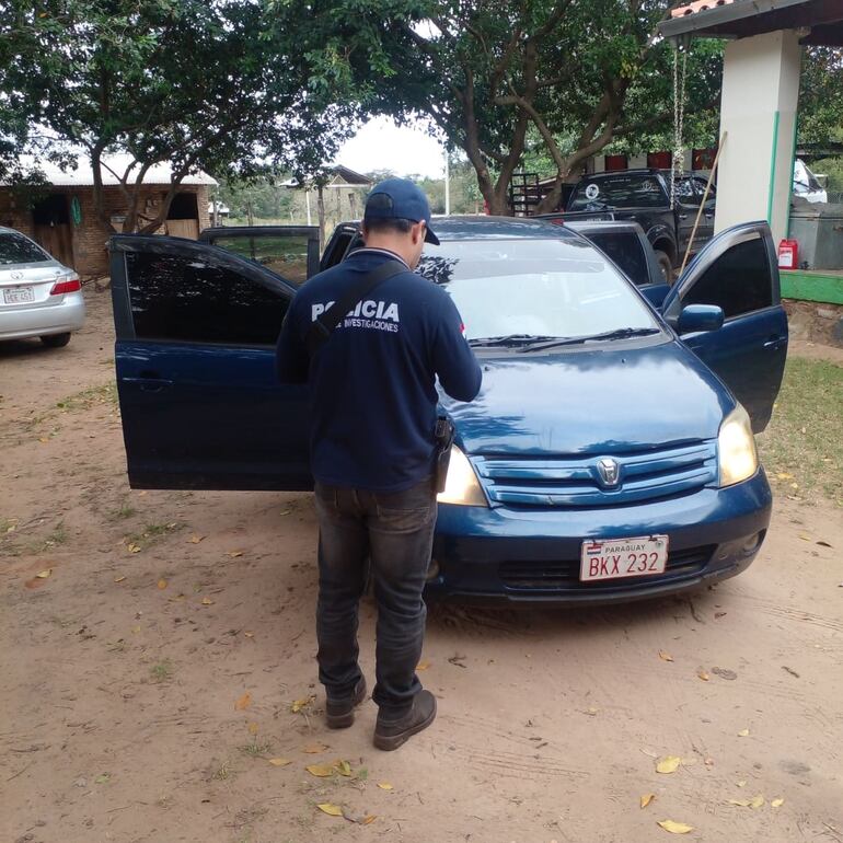 El automóvil Toyota IST, que está denunciado como hurtado en zona Central, dejaron abandonado los delincuentes.