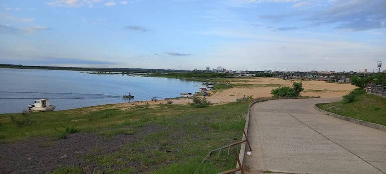 Vista de la bahía de Asunción, donde el nivel del río Paraguay está a punto de rebasar su mínimo histórico.