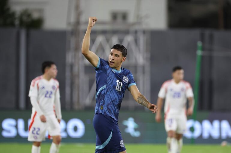 Luca Kmet, futbolista de la selección de Paraguay, celebra un gol en el partido frente a Chile por la segunda fecha del Hexagonal Final del Sudamericano Sub 20 en el estadio Nacional Brígido Iriarte en Caracas, Venezuela.