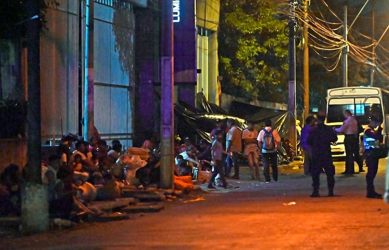 Una nueva comunidad indígena llegó anoche hasta avenida Artigas para protestar frente al Indi.