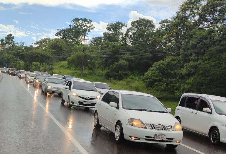 Desde el kilómertro 46,2 de la ruta PY02 se pudo observar una larga fila de vehículos.