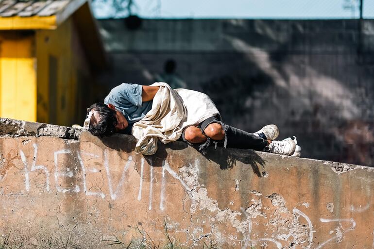 Fotografía de una persona en situación de calle este miércoles en Buenos Aires (Argentina).