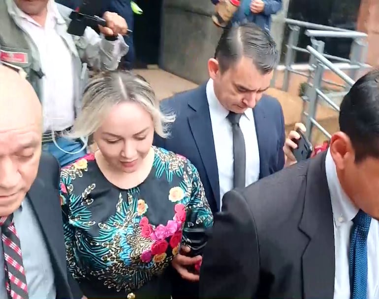 Anadelia Acosta huyó de la prensa al retirarse de su audiencia