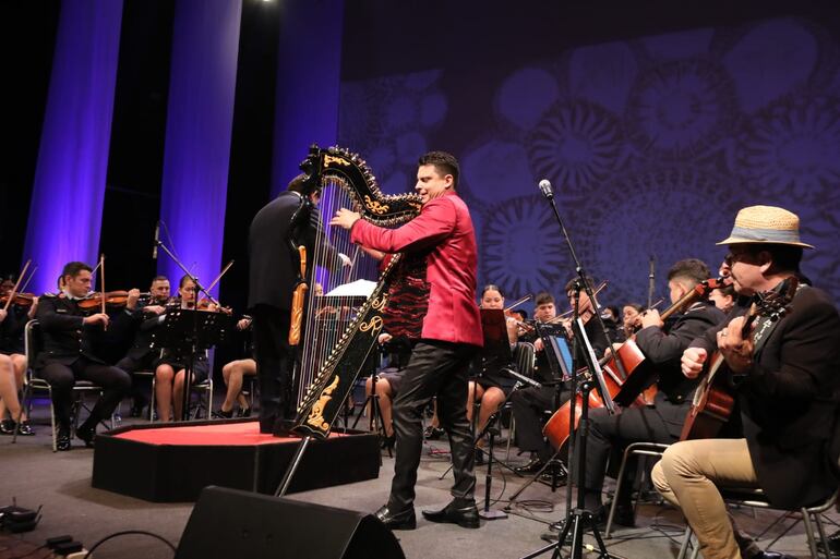 Marcelo Rojas durante su presentación en una versión sinfónica.