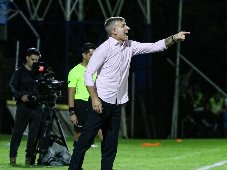 El argentino Martín Palermo, entrenador de Olimpia, en el partido frente a 2 de Mayo por la octava fecha del torneo Apertura 2025 del fútbol paraguayo en el estadio Luis Salinas, en Itauguá, Paraguay.