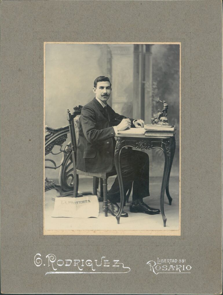 El escritor anarquista Alberto Ghiraldo. Fotografía del estudio de G. Rodríguez, Rosario, Argentina