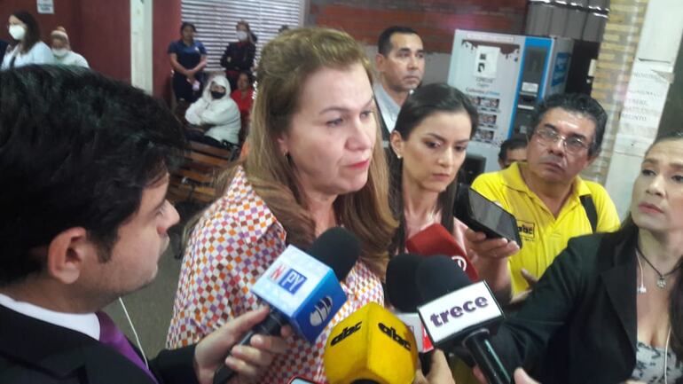 La Dra. María Teresa Barán, ministra de Salud, durante su recorrido en el Hospital de Villa Elisa.