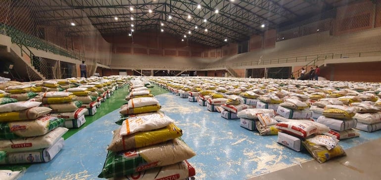 Las cestas de alimentos en el polideportivo municipal de Ciudad del Este, durante los primeros meses de la pandemia.