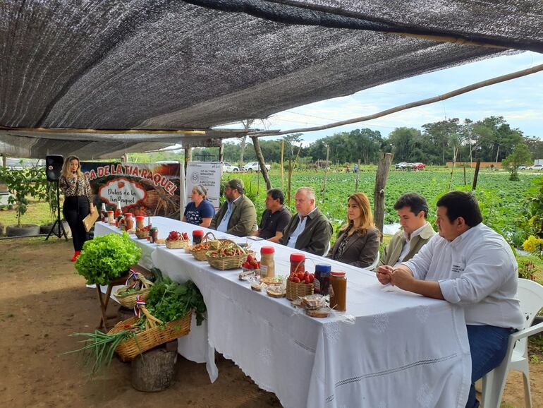 Técnicos, representantes del Ministerio de Agricultura, del Crédito Agrícola de Habilitación y otras instituciones participaron de la primera cosecha en Areguá.