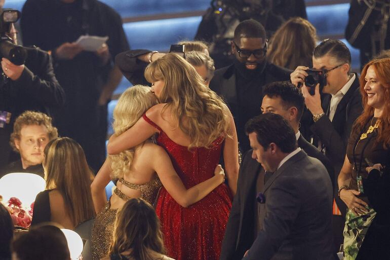 ¡Amigas artistas! Taylor Swift dando un beso en la frente a Sabrina Carpenter en el Crypto.com Arena de Los Ángeles. (EFE/EPA/CAROLINE BREHMAN)
