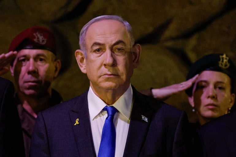 El primer ministro israelí, Benjamin Netanyahu, asiste a una ceremonia de colocación de ofrendas florales para conmemorar el Día de Conmemoración del Holocausto para los seis millones de judíos asesinados en la Segunda Guerra Mundial, en el Memorial del Holocausto de Yad Vashem en Jerusalén el 6 de mayo de 2024.