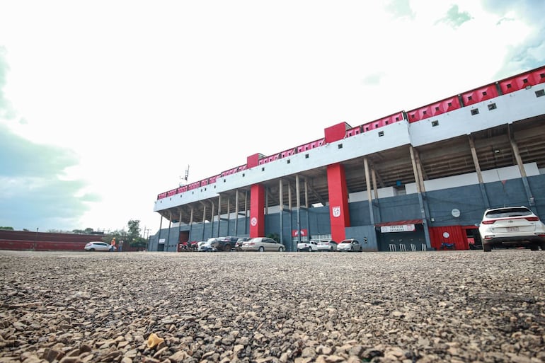 El estadio Antonio Aranda Encina espera por el debut de Paraguay en las Eliminatorias Sudamericanas al Mundial 2026.